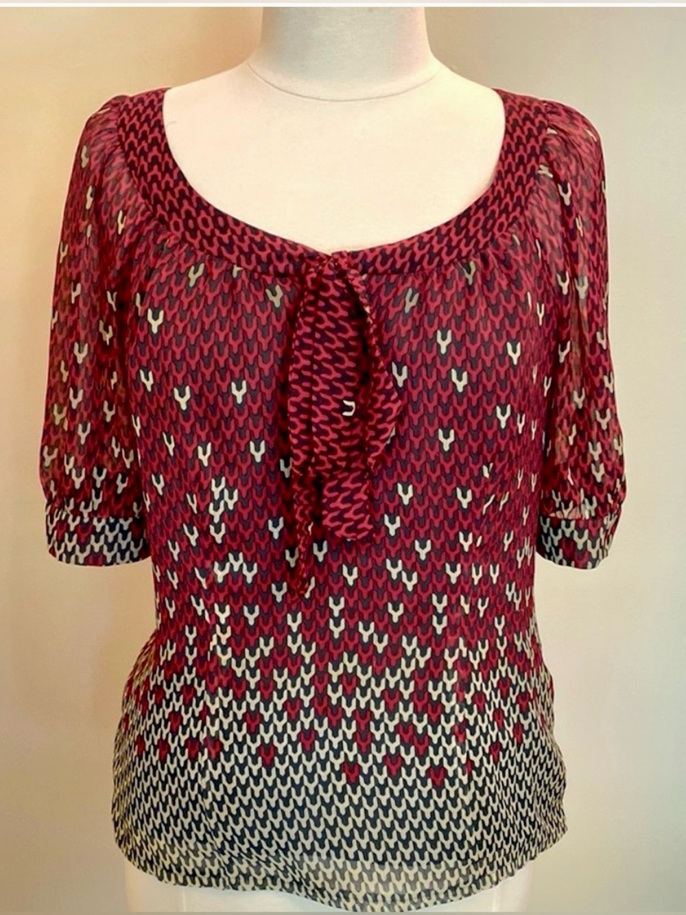 Bob Mackie & Co Burgundy Grey Pattern SZ 10 Contemporary Retro Modern Chic Top
